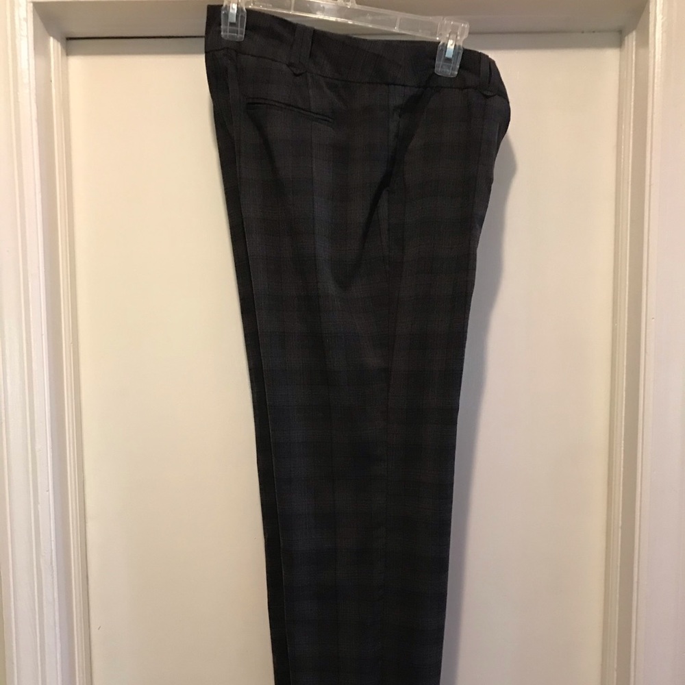 Daisy Fuentes patterned slacks